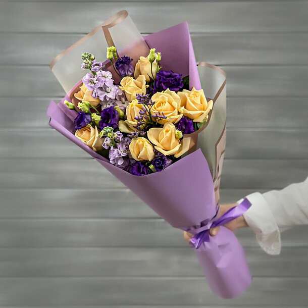 Букет из роз, лизиантусов и маттиолы, артикул F1239021 - 5856 рублей, доставка по городу. Flawery - доставка цветов
