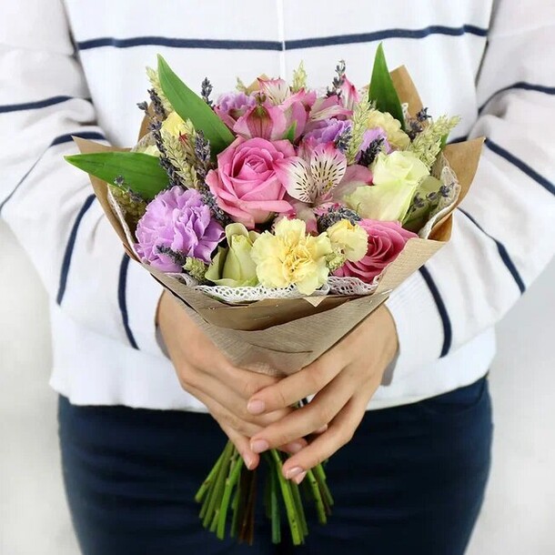 Букет из роз с пшеницей и лавандой в крафте, артикул F1240347 - 5856 рублей, доставка по городу. Flawery - доставка цветов