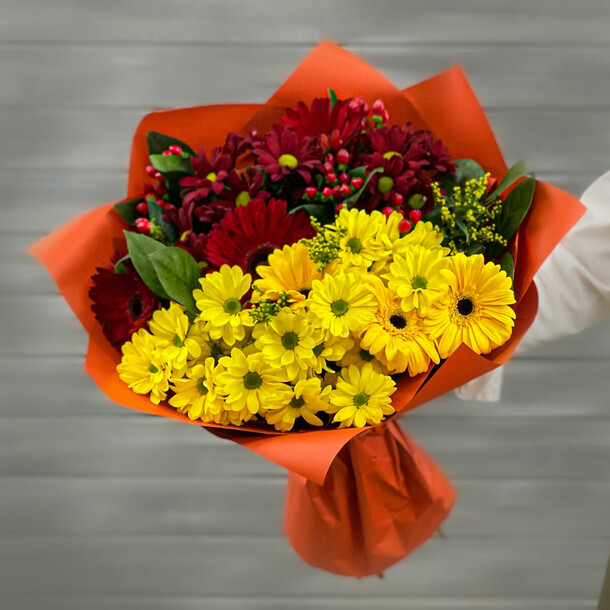 Букет из гербер и кустовых хризантем, артикул F1240400 - 8918 рублей, доставка по городу. Flawery - доставка цветов