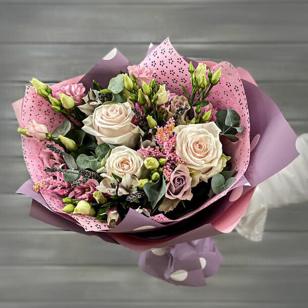 Букет из роз, эустом и альстромерий, артикул F1240900 - 8918 рублей, доставка по городу. Flawery - доставка цветов