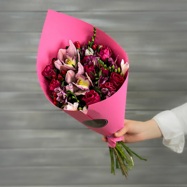 Букет из роз, орхидей и альстромерий, артикул F1240908 - 7187 рублей, доставка по городу. Flawery - доставка цветов