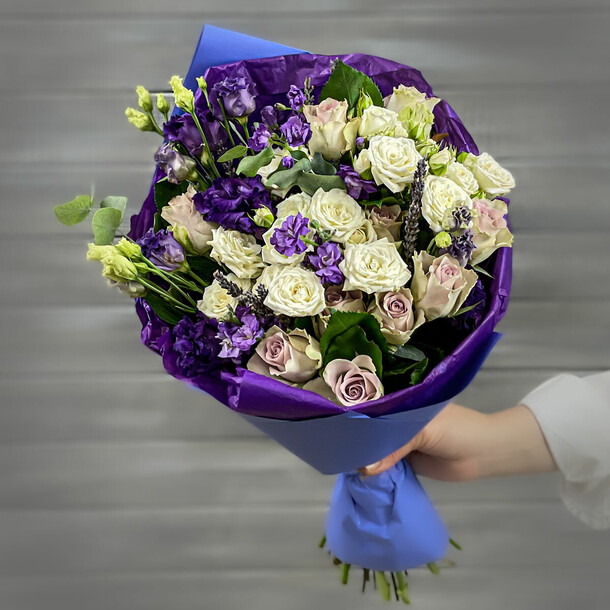 Букет из эустом, маттиол и роз, артикул F1240978 - 7321 рублей, доставка по городу. Flawery - доставка цветов