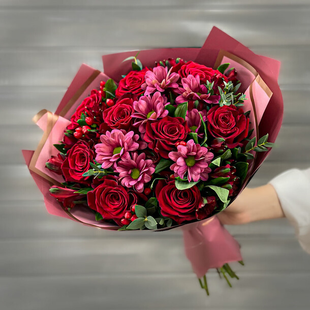 Букет из кустовых хризантем, роз и альстромерий, артикул F1240979 - 10116 рублей, доставка по городу. Flawery - доставка цветов