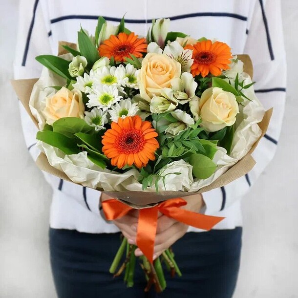 Букет из гербер, роз и альстромерии в крафте, артикул F1241012 - 5990 рублей, доставка по городу. Flawery - доставка цветов