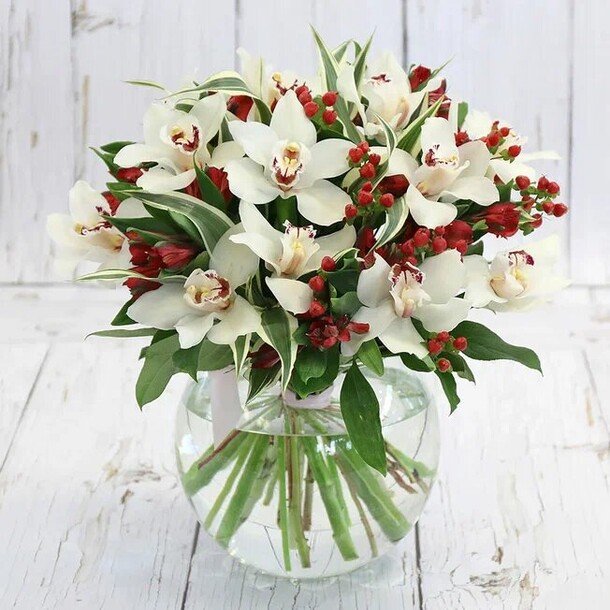 Букет из белых орхидей и гиперикума, артикул F1241029 - 14641 рублей, доставка по городу. Flawery - доставка цветов