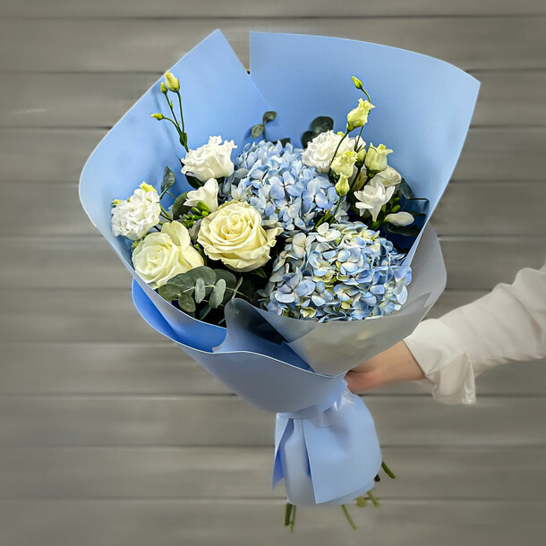 Букет из роз, эустом и гортензий, артикул F1241150 - 7987 рублей, доставка по городу. Flawery - доставка цветов