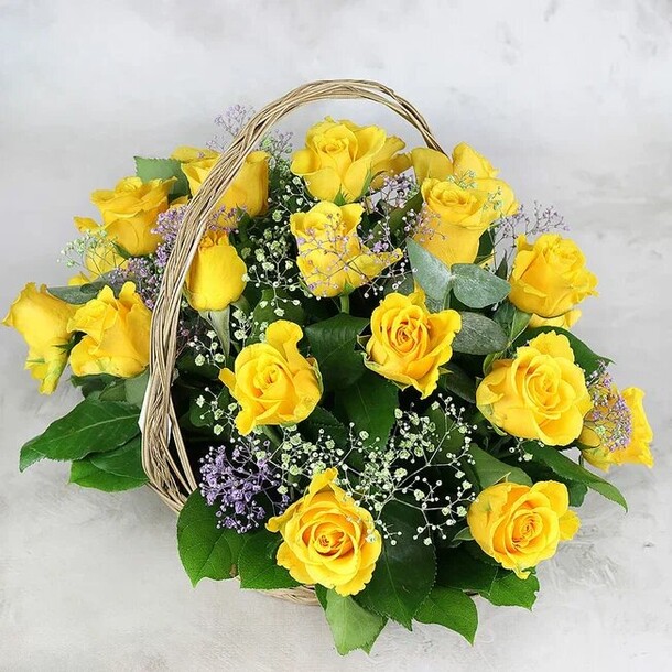 Композиция из желтых роз гипсофилы листьев эвкалипта в корзине, артикул F1241544 - 5841 рублей, доставка по городу. Flawery - доставка цветов