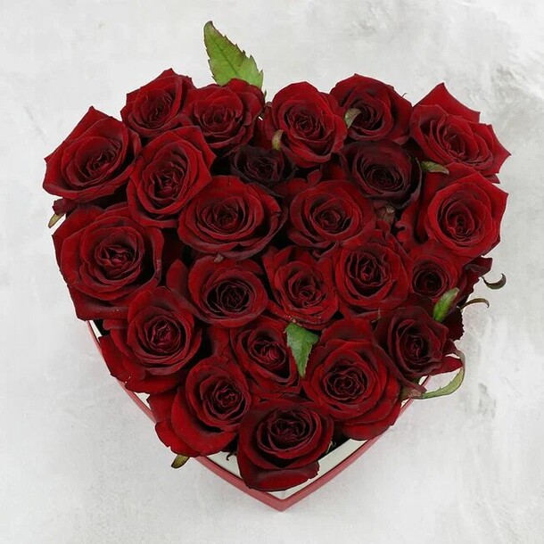 25 красных роз в сердце, артикул F1242382 - 10382 рублей, доставка по городу. Flawery - доставка цветов