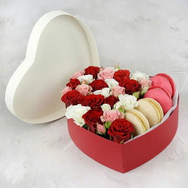 Розы в сердце с макарунами, артикул F1242979 - 9317 рублей, доставка по городу. Flawery - доставка цветов