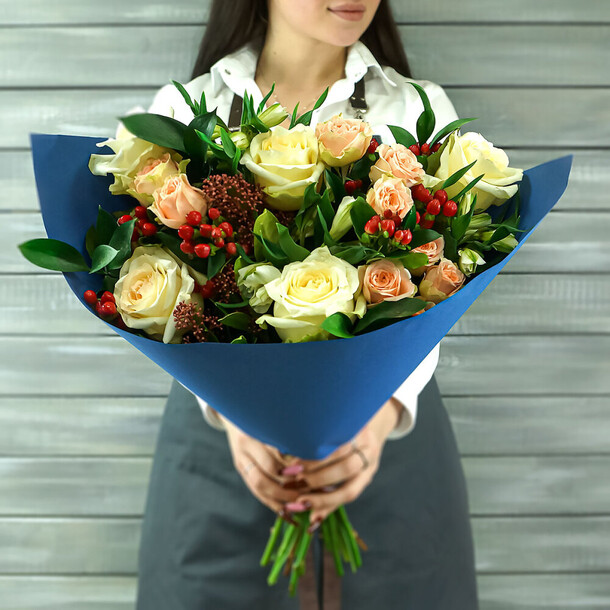 Букет из альстромерий и роз, артикул F1248179 - 9317 рублей, доставка по городу. Flawery - доставка цветов