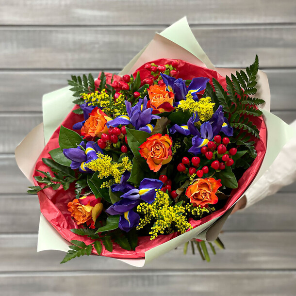 Букет из роз и ирисов, артикул F1248192 - 7587 рублей, доставка по городу. Flawery - доставка цветов