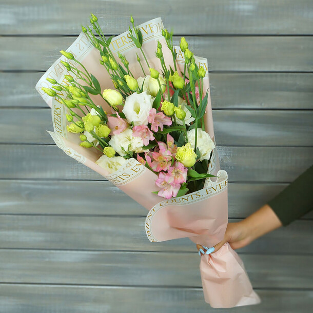 Букет из лизиантусов и альстромерий, артикул F1248196 - 6123 рублей, доставка по городу. Flawery - доставка цветов