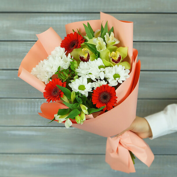 Букет из хризантем, гербер и альстромерий, артикул F1269267 - 5856 рублей, доставка по городу. Flawery - доставка цветов