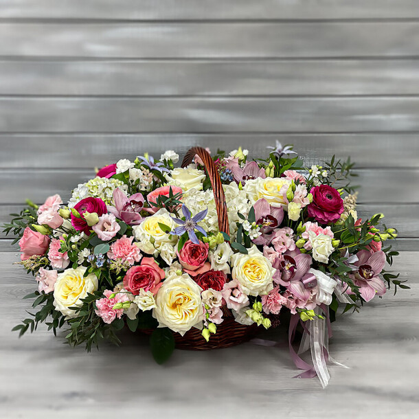 Композиция в корзине из роз, орхидей и лизиантусов, артикул F1269281 - 45254 рублей, доставка по городу. Flawery - доставка цветов