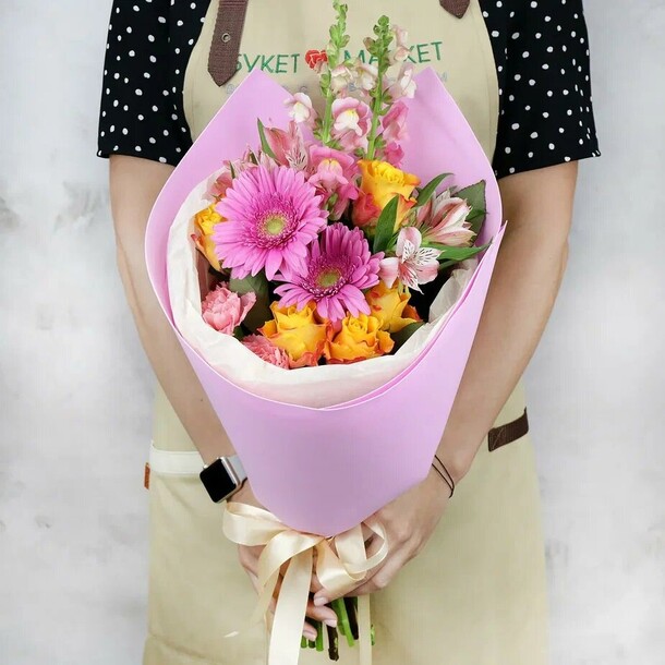 Букет из гербер, роз и альстромерии, артикул F1269729 - 5324 рублей, доставка по городу. Flawery - доставка цветов