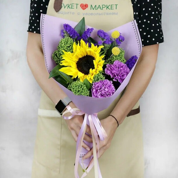 Букет из гвоздик и подсолнуха, артикул F1269730 - 4925 рублей, доставка по городу. Flawery - доставка цветов