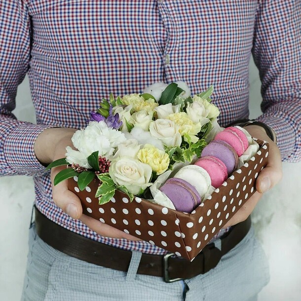 Коробка с макарунами. Розы, гвоздики и хлопок, артикул F1270175 - 4792 рублей, доставка по городу. Flawery - доставка цветов