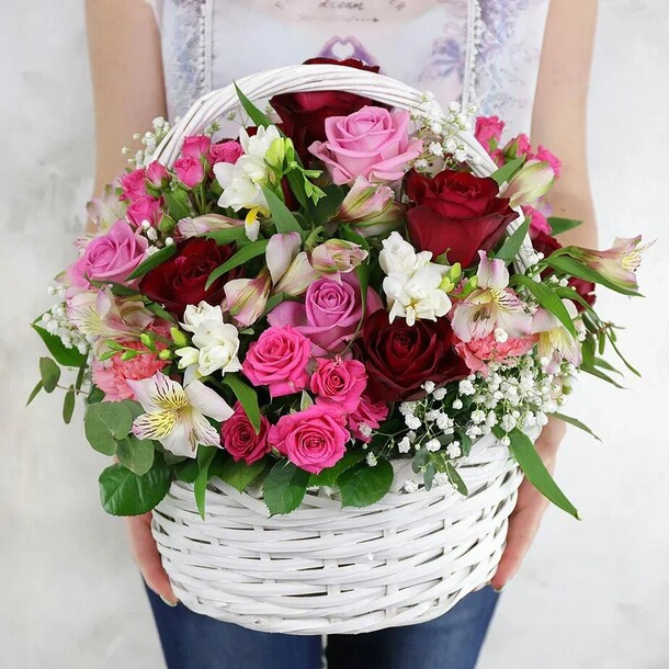 Композиция из роз, альстромерий и фрезий в плетеной корзине, артикул F1270182 - 16504 рублей, доставка по городу. Flawery - доставка цветов