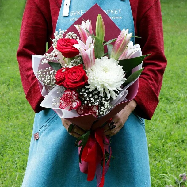 Букет из роз и лилии, артикул F1270686 - 4792 рублей, доставка по городу. Flawery - доставка цветов