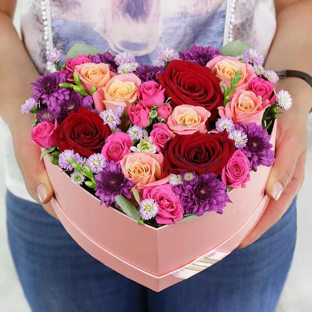 Композиция из роз хризантем и астр в сердце, артикул F1270705 - 7187 рублей, доставка по городу. Flawery - доставка цветов