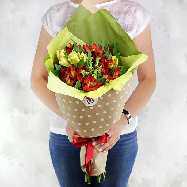 Букет из 7 альстромерий и капсов, артикул F1270711 - 4392 рублей, доставка по городу. Flawery - доставка цветов