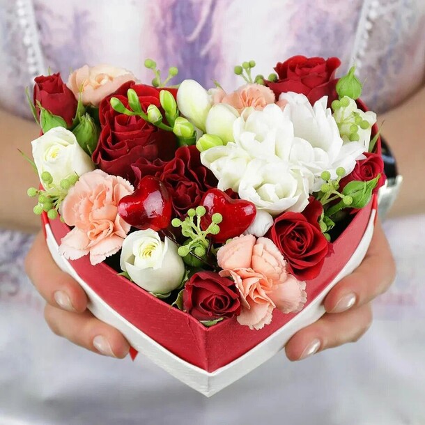 Композиция из роз фрезий и гвоздик в сердце, артикул F1270712 - 6389 рублей, доставка по городу. Flawery - доставка цветов