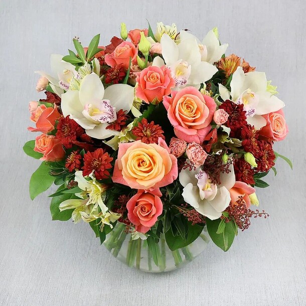 Букет из роз, хризантем и белой орхидеи, артикул F1270755 - 17301 рублей, доставка по городу. Flawery - доставка цветов