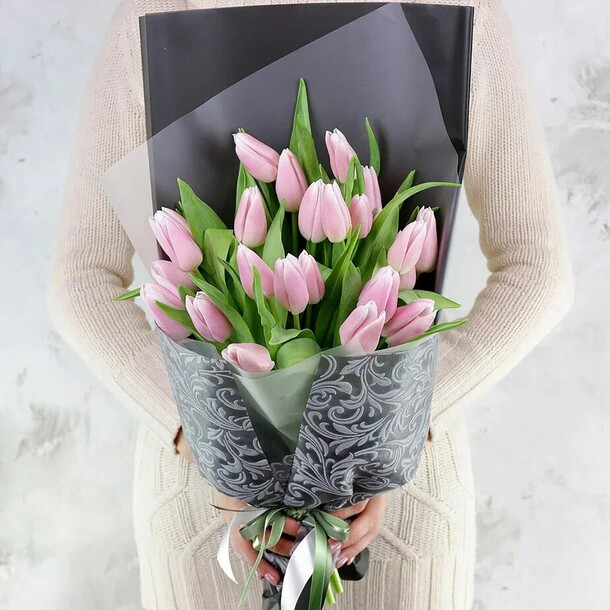 Букет из 25 розовых тюльпанов, артикул F1270763 - 4605 рублей, доставка по городу. Flawery - доставка цветов