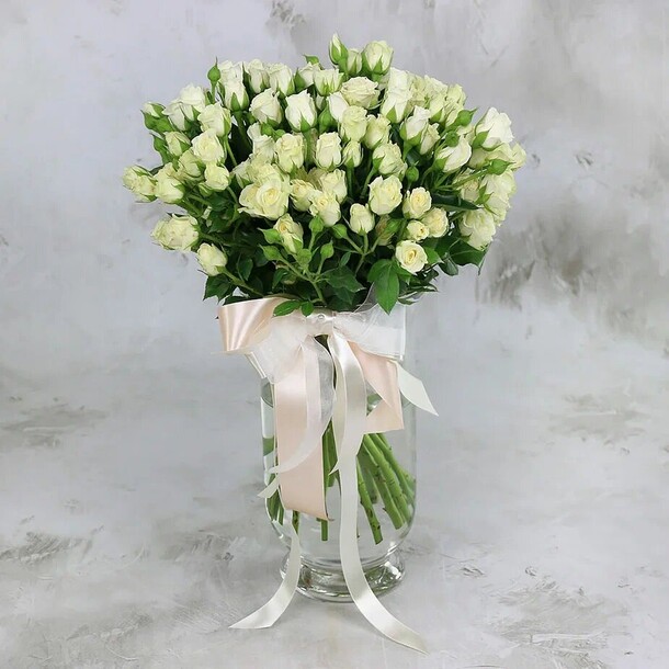Букет из 25 белых кустовых роз, артикул F1270877 - 11314 рублей, доставка по городу. Flawery - доставка цветов
