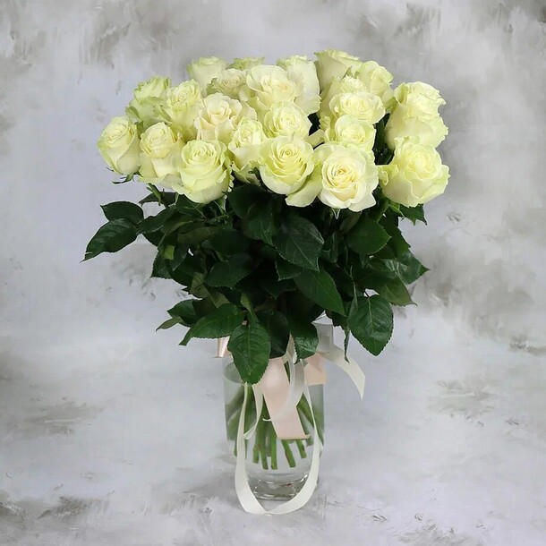 25 белых роз - мондиаль, артикул F1270880 - 12911 рублей, доставка по городу. Flawery - доставка цветов