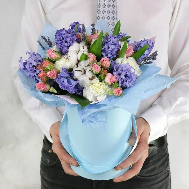 Композиция тельцу из гиацинтов гвоздик и роз в голубой шляпной коробке, артикул F1270974 - 10648 рублей, доставка по городу. Flawery - доставка цветов