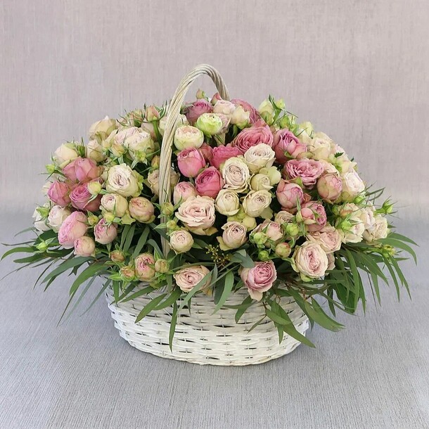 37 сортовых кустовых роз в корзине, артикул F1271228 - 29282 рублей, доставка по городу. Flawery - доставка цветов