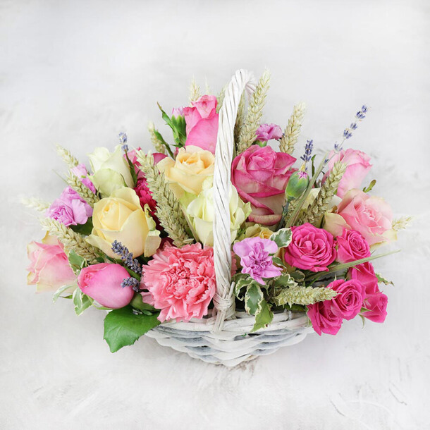 Композиция из роз, гвоздик и лаванды в корзине, артикул F1271294 - 9325 рублей, доставка по городу. Flawery - доставка цветов