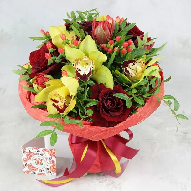 Букет из орхидеи, роз и гиперикума, артикул F1271351 - 9983 рублей, доставка по городу. Flawery - доставка цветов