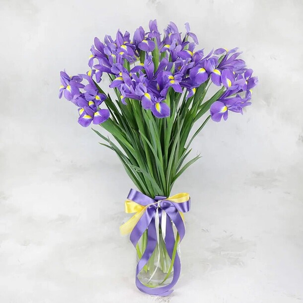 Букет из 25 ирисов, артикул F1271364 - 5590 рублей, доставка по городу. Flawery - доставка цветов