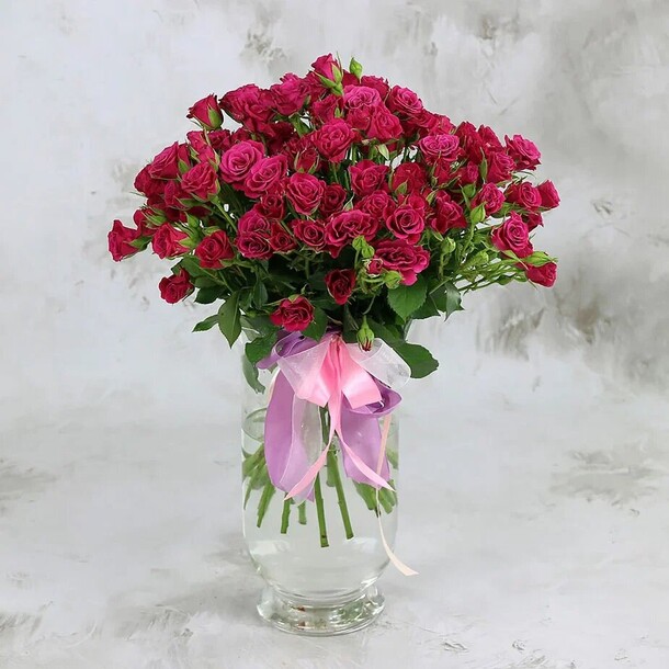 Букет из 25 малиновых кустовых роз, артикул F1273242 - 11180 рублей, доставка по городу. Flawery - доставка цветов