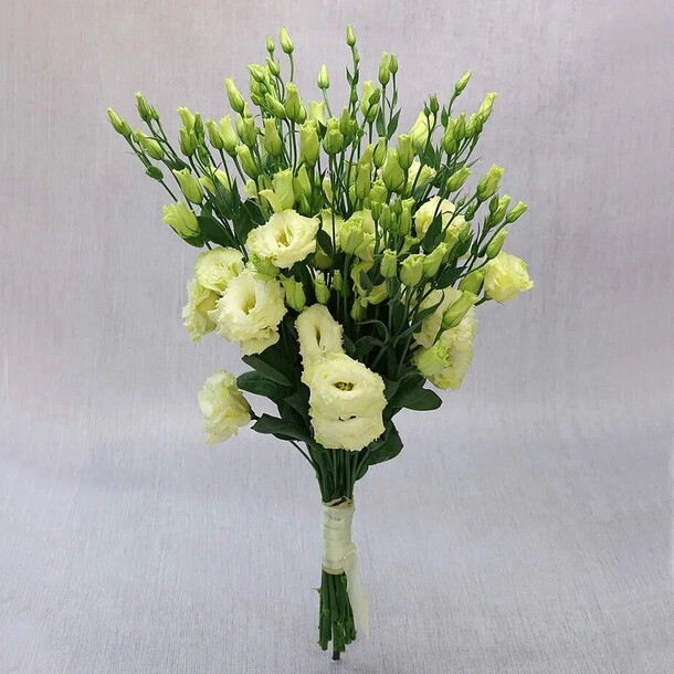 Букет из 11 белых лизиантусов, артикул F1273320 - 10234 рублей, доставка по городу. Flawery - доставка цветов
