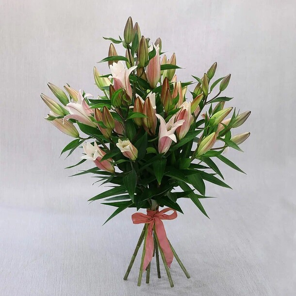 Букет из 9 розовых лилий, артикул F1273328 - 11047 рублей, доставка по городу. Flawery - доставка цветов