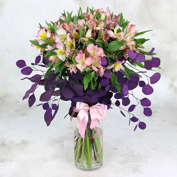 Букет из 17 розовых альстромерий, артикул F1273647 - 10116 рублей, доставка по городу. Flawery - доставка цветов