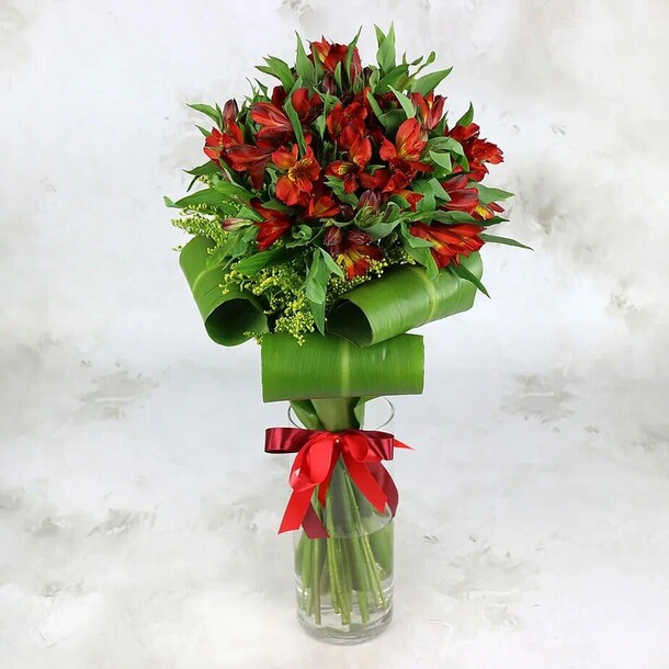 Букет из 17 красных альстромерий, артикул F1273648 - 9983 рублей, доставка по городу. Flawery - доставка цветов