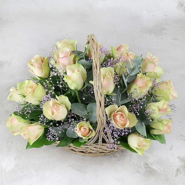 Композиция из зелено-розовых роз, гипсофилы, листьев эвкалипта в корзине, артикул F1273653 - 9983 рублей, доставка по городу. Flawery - доставка цветов