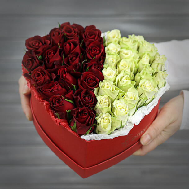 Композиция в сердце из красных и белых роз, артикул F1273785 - 8184 рублей, доставка по городу. Flawery - доставка цветов