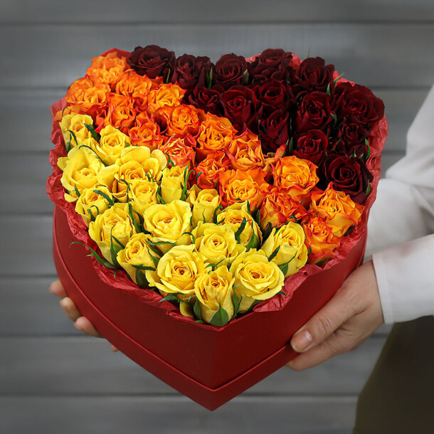 Композиция в сердце из красных, желтых и оранжевых роз, артикул F1273786 - 8385 рублей, доставка по городу. Flawery - доставка цветов