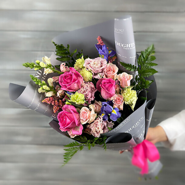 Букет из роз, эустом и ирисов, артикул F1273793 - 7187 рублей, доставка по городу. Flawery - доставка цветов