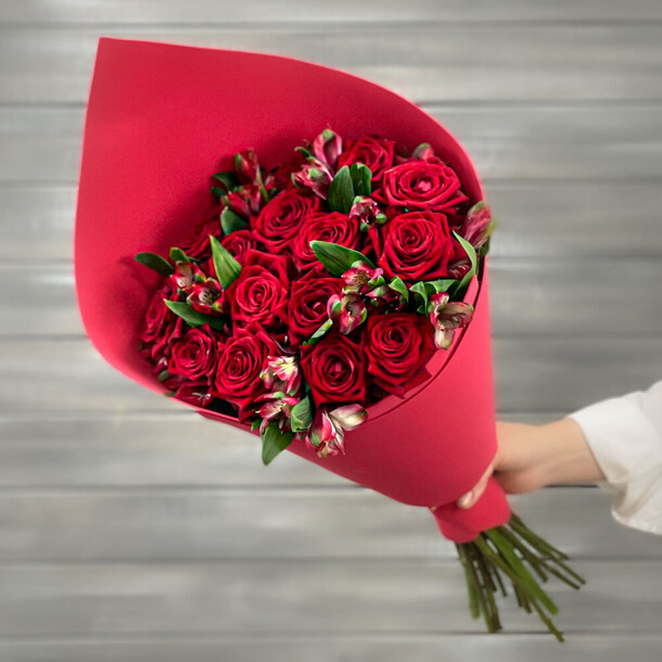 Букет из красных роз с альстромериями, артикул F1274284 - 7587 рублей, доставка по городу. Flawery - доставка цветов