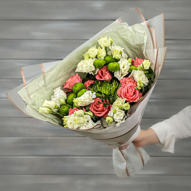Букет из роз и лизиантусов, артикул F1274290 - 7987 рублей, доставка по городу. Flawery - доставка цветов