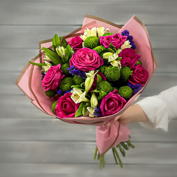 Букет из роз, альстромерий и хризантем, артикул F1274307 - 6655 рублей, доставка по городу. Flawery - доставка цветов