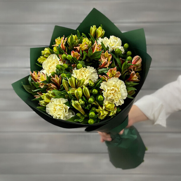 Букет из гвоздик и альстромерий, артикул F1274312 - 8652 рублей, доставка по городу. Flawery - доставка цветов