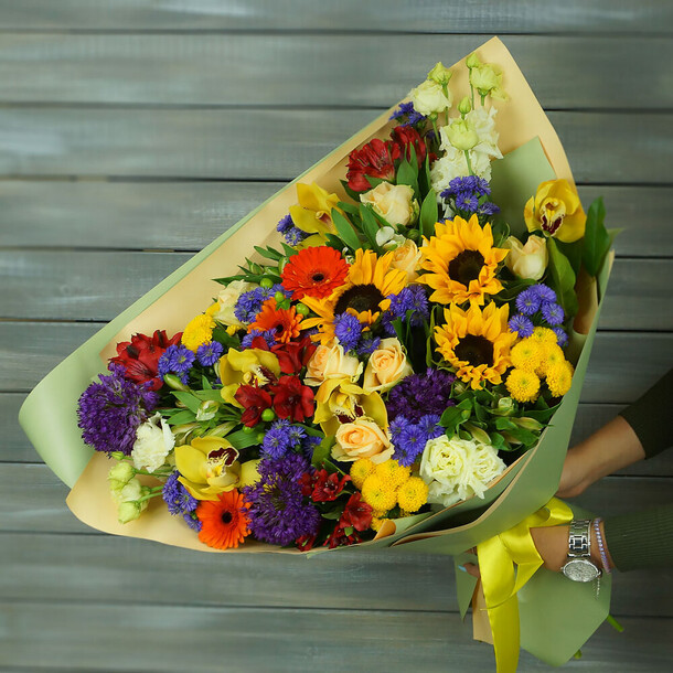 Букет из подсолнухов, роз и орхидей, артикул F1274877 - 22628 рублей, доставка по городу. Flawery - доставка цветов