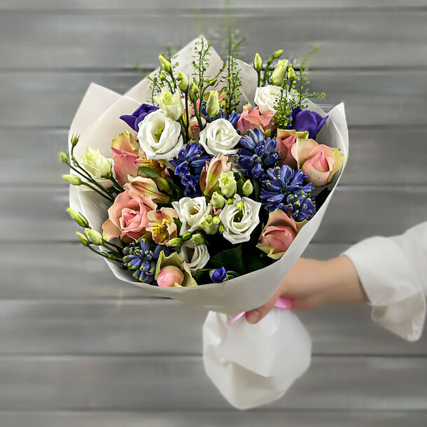 Букет из роз, гиацинтов и эустом, артикул F1274879 - 7720 рублей, доставка по городу. Flawery - доставка цветов